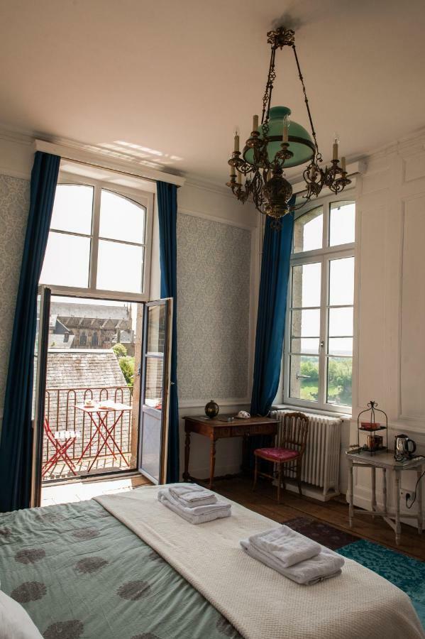 Hôtel particulier Le Mercier de Montigny -Une nuit sur les remparts- Fougères Exterior foto